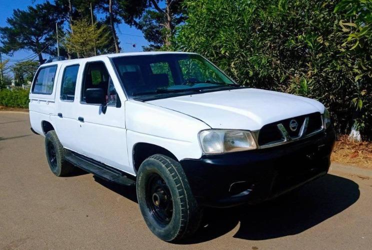 NISSAN DOUBLE CABINE      voiture en bonne etat