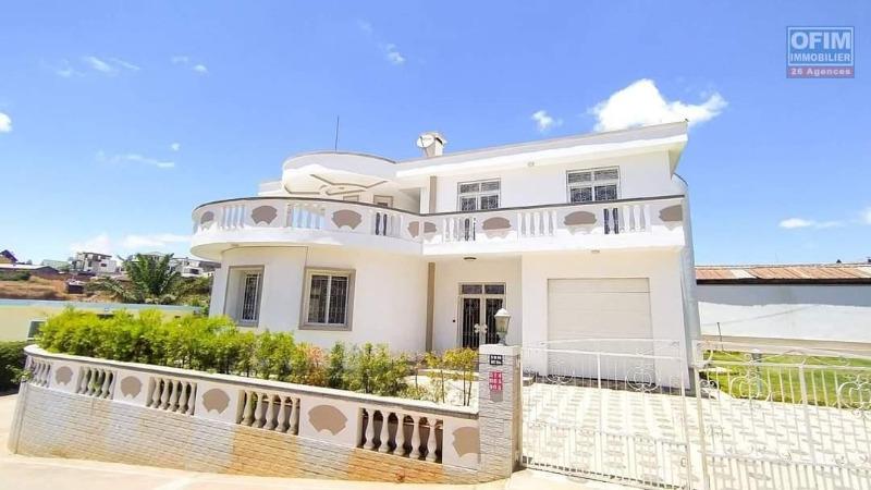 A louer une superbe villa F6 meublée, située  ...