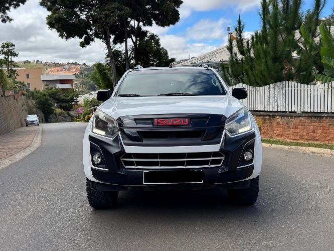 ISUZU D-MAX X-RIDER.
                        ...