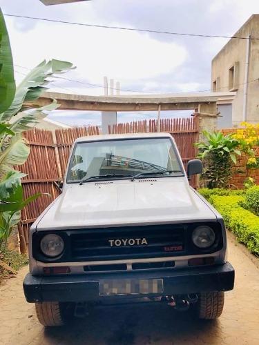 TOYOTA BLIZZARD    moteur 2.4 turbo (2l-T) 
 ...
