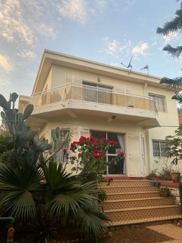Villa R+1 
à  Andraisoro a côté d'Ambatomaro ...