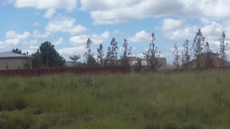 VENDS UNIQUEMENT
Beau terrain de 8.000m² sis ...