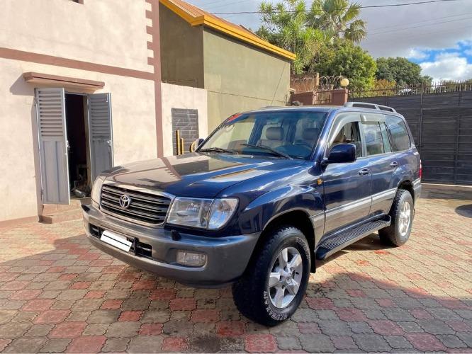 Toyota Land Cruiser HDJ 100 VX
              ...