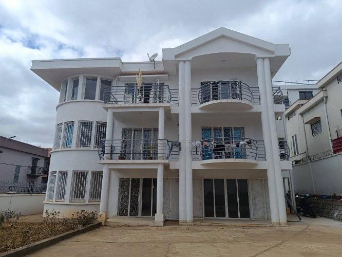 APPARTEMENT À LOUER T4
        AMBOHITRARAHA ...
