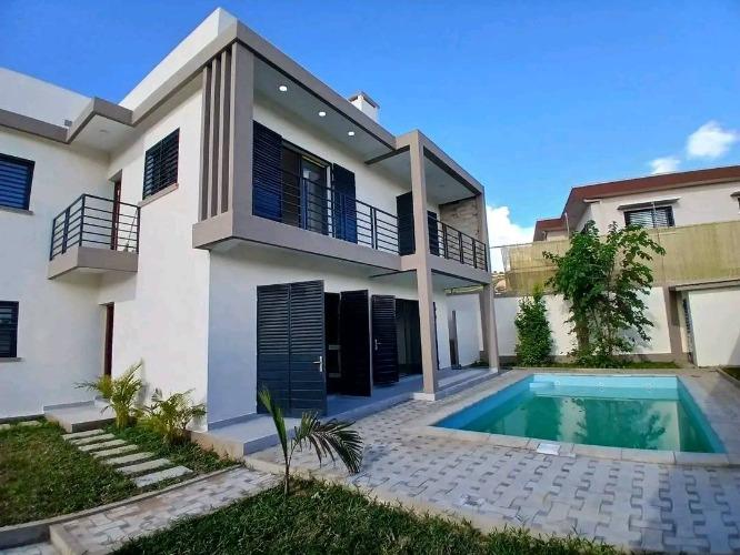 Villa étage à vendre
       avec piscine AMB ...