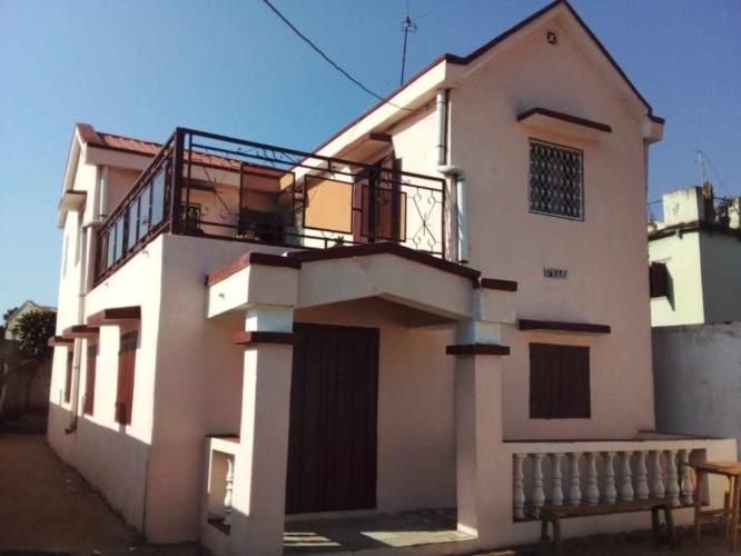 Maison a vendre ANTSIRABE
      3 CHAMBRES N ...