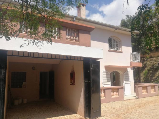 A LOUER AMPASANIMALO
Une jolie villa à étage ...