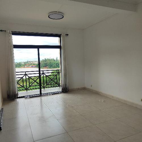 Bel appartement à louer 
Sis à Andohimandros ...