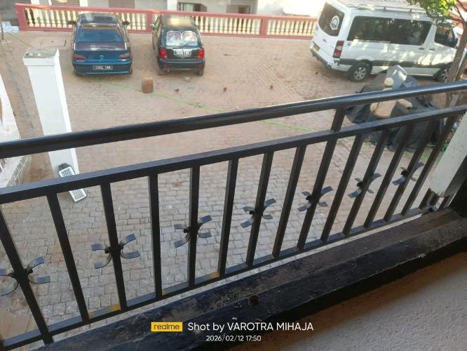 trano vao vita Bord de la route 
ahofa trano ...