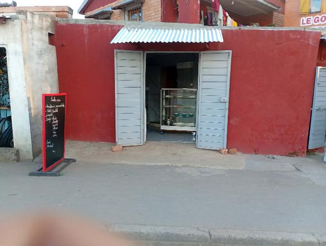 Tsena Ahofa Namontana amorondalana. 
 Bar ih ...