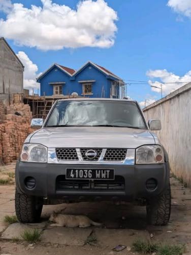 AVENDRE NISSAN MP 300 DOUBLE CABINE Intérieur ...