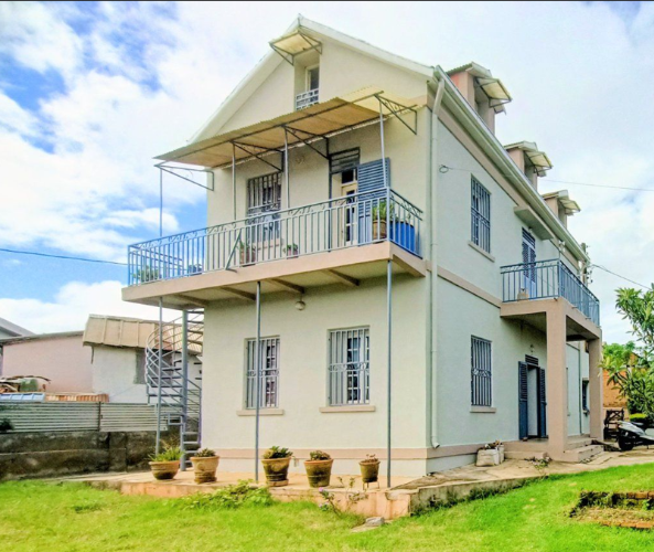 une maison a vendre à 3 niveaux a Mahazoarivo ...