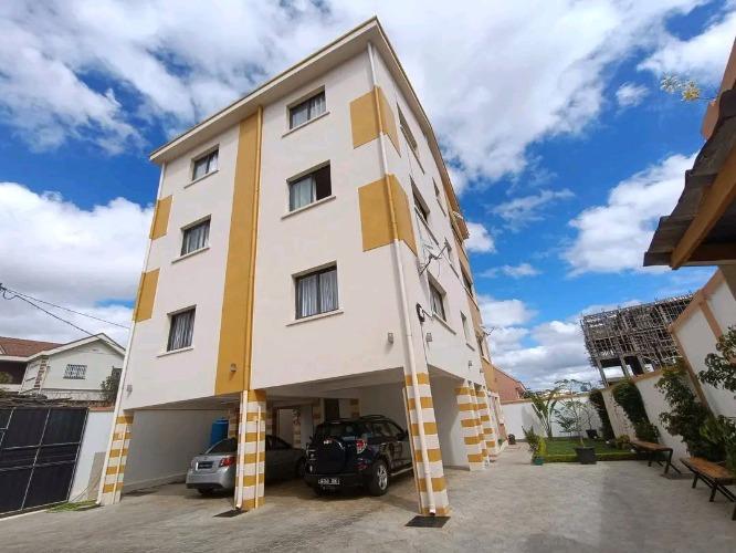  Bel APPARTEMENT T2 MEUBLÉ AMBATOBE
 Un livi ...