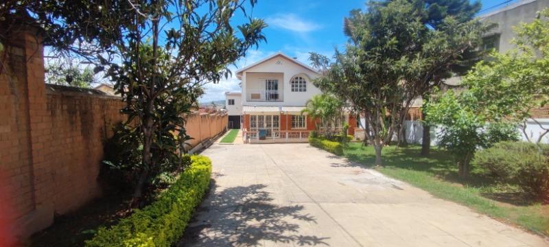 VILLA AVEC GRAND JARDIN À LOUER a AMBOROPOTSY ...