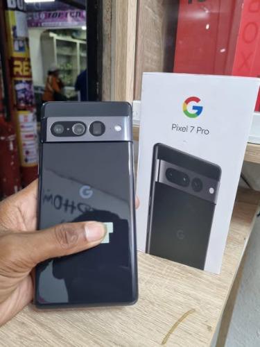Google Pixel 7 Pro   
Apn 50mp + 48mp + 12mp ...