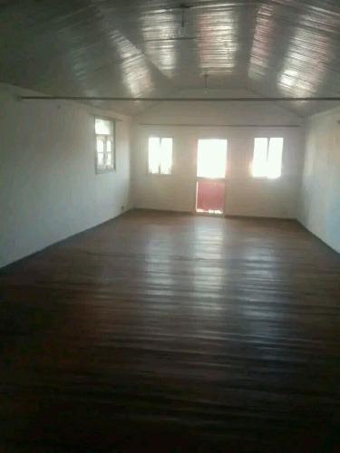 Trano ahofa ambanidia bord de route principal ...