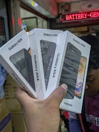  SAMSUNG GALAXY A04    
sous carton original ...