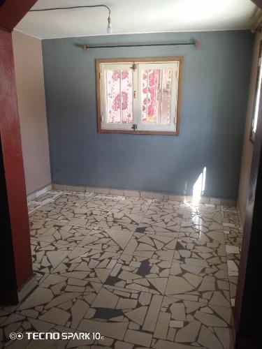 Trano ahofa Antsahameva Ankatso ambaniny fort ...