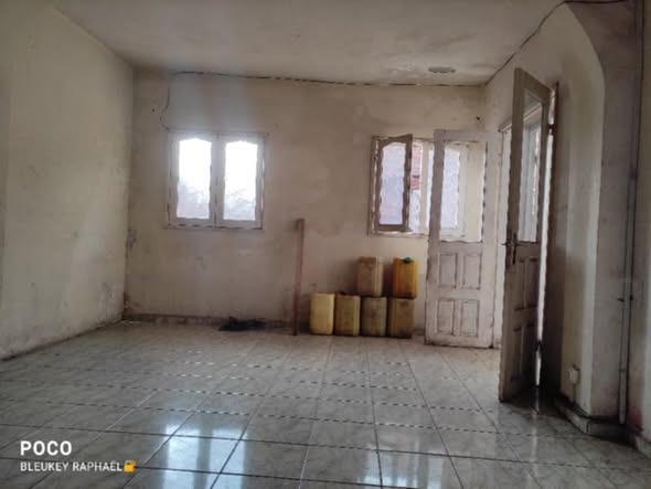 TRANO AHOFA ANDRONDRA 
Ambany riana: 
 1Liv ...