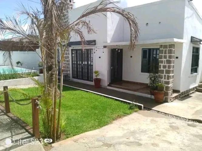 villa basse F3  MEUBLÉE – TALATAMATY, en bor ...