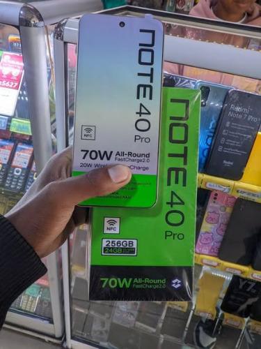 INFINIX NOTE 40 PRO  
Ram...12G
MEMOIRE...2 ...