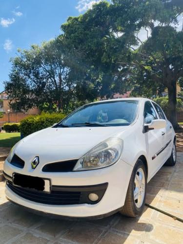 Renault Clio 3 ex Nice (France) en état irrép ...