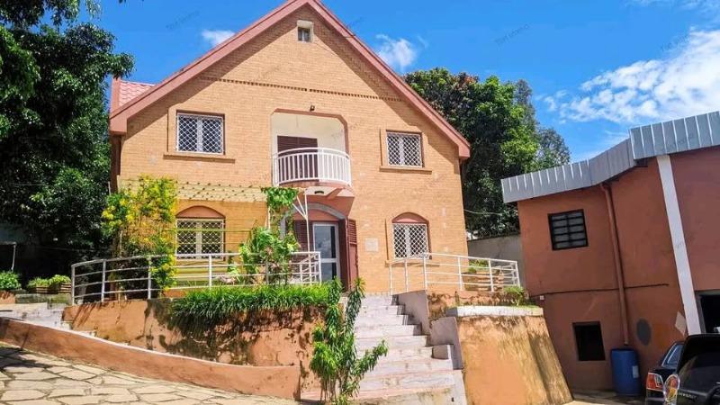 BELLE VILLA AVEC UN STUDIO INDÉPENDANT A VEND ...