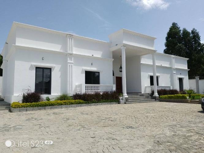 VILLA À VENDRE   À IVATO MANDROSOA
 2 GRAND  ...