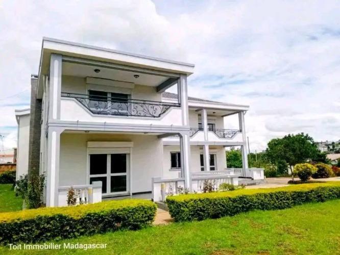 BELLE VILLA A ETAGE AVEC PISCINE DE TYPE F8 A ...