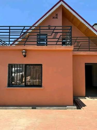 A louer 
2 villa mandrosoa Ivato 
caution  ...