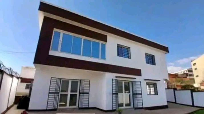 Villa à étage neuve, à vendre à Ilafy,
 5mn  ...