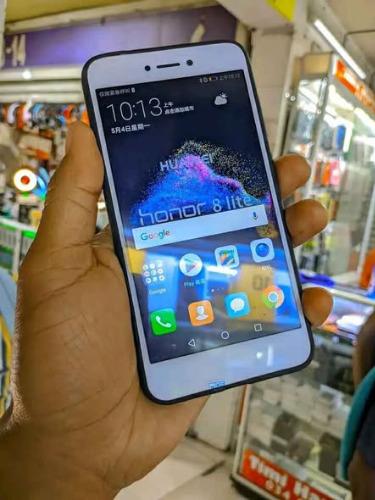 HONOR 8Lite
-Ram 3Go
-Mémoire 64Go 
-Apn 1 ...