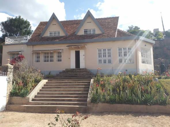 A louer villa à étage à Analamahintsy 
1 gra ...