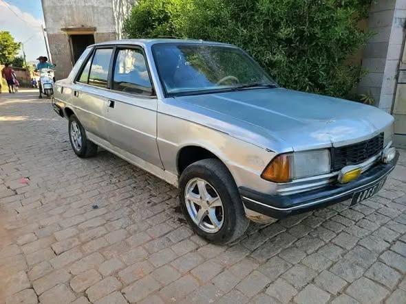 PEUGEOT 305 SR
Moteur essence rampe
4 goujo ...