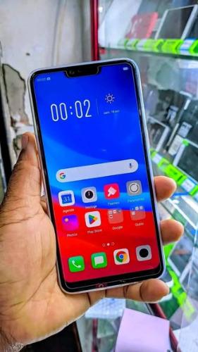 OPPO A3S   
Ram: 6Gb
Mémoire interne :128Gb ...