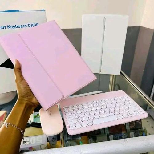 HOUSSE IPAD AVEC CLAVIER BLUETOOTH 
Clavier  ...