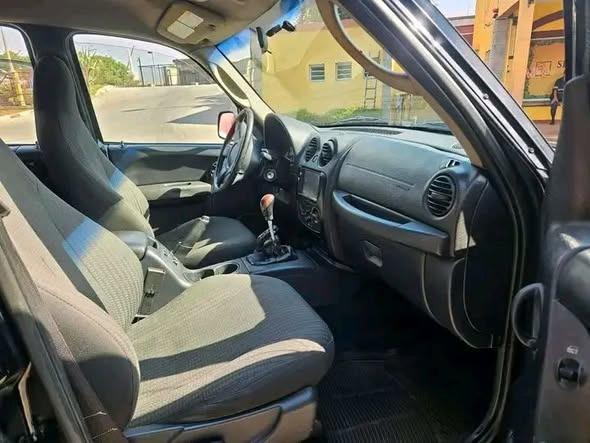 4x4 jeep liberty diesel turbo 2.5 annee 2004  ...