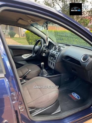 A vendre uniquement une belle voiture citadin ...