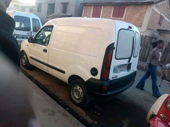 A vendre ou échange 
Renault Kangoo semi vit ...