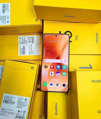 Realme 15 pro 5G   
_Ram 12Gb 
_Interne 128 ...