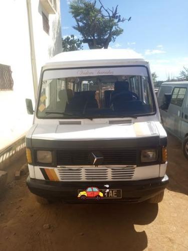 A vendre Mercedes-Benz 307 
Moteur rampe 5 C ...