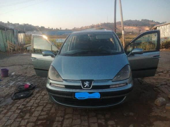 PEUGEOT 807;
8 places d'origine ny carte gri ...