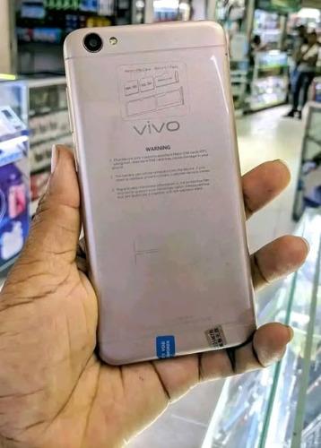 VIVO Y55 
RAM 3gb
memoire 16Gb
apn 13mpx 5 ...
