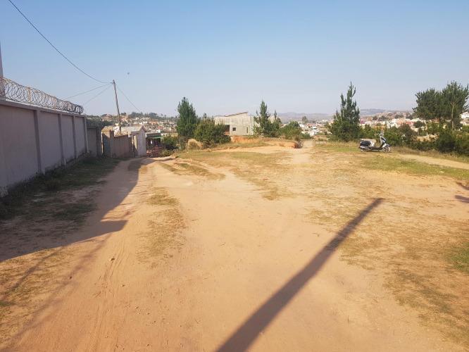 Terrain ? vendre :
Alasora Idoho pas loin de ...
